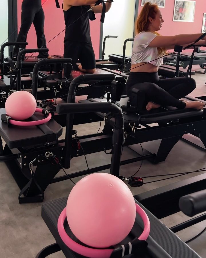 Cours collectif sur machines Xformer au Phœnix Studio, ballons roses et sangles