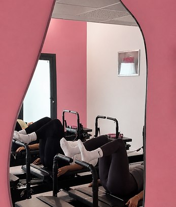 Miroir organique du Phœnix Studio reflétant la salle d’entraînement