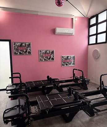 Machines Xformer alignées devant le mur rose de la salle de cours