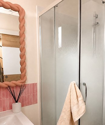 Douche et vestiaire de l’espace détente du Phœnix Studio à Tours